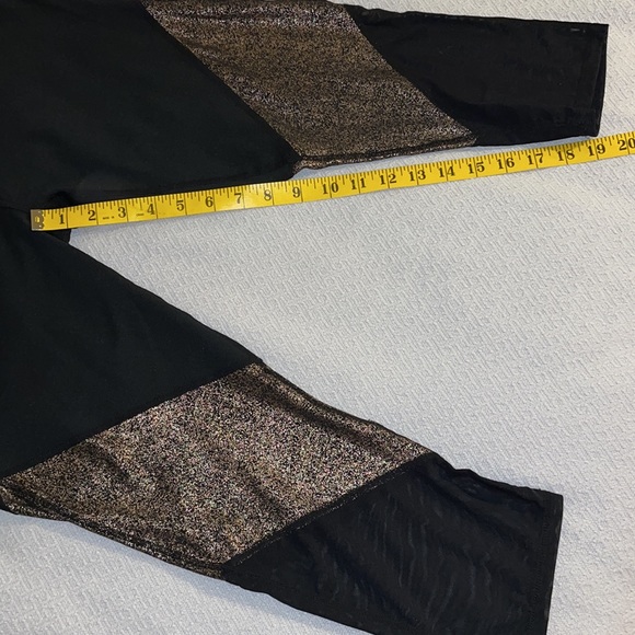 NWT Fabletics Mid Rise Mesh Brogan Capri Leggings Black/Rose Gold - Picture 4 of 9